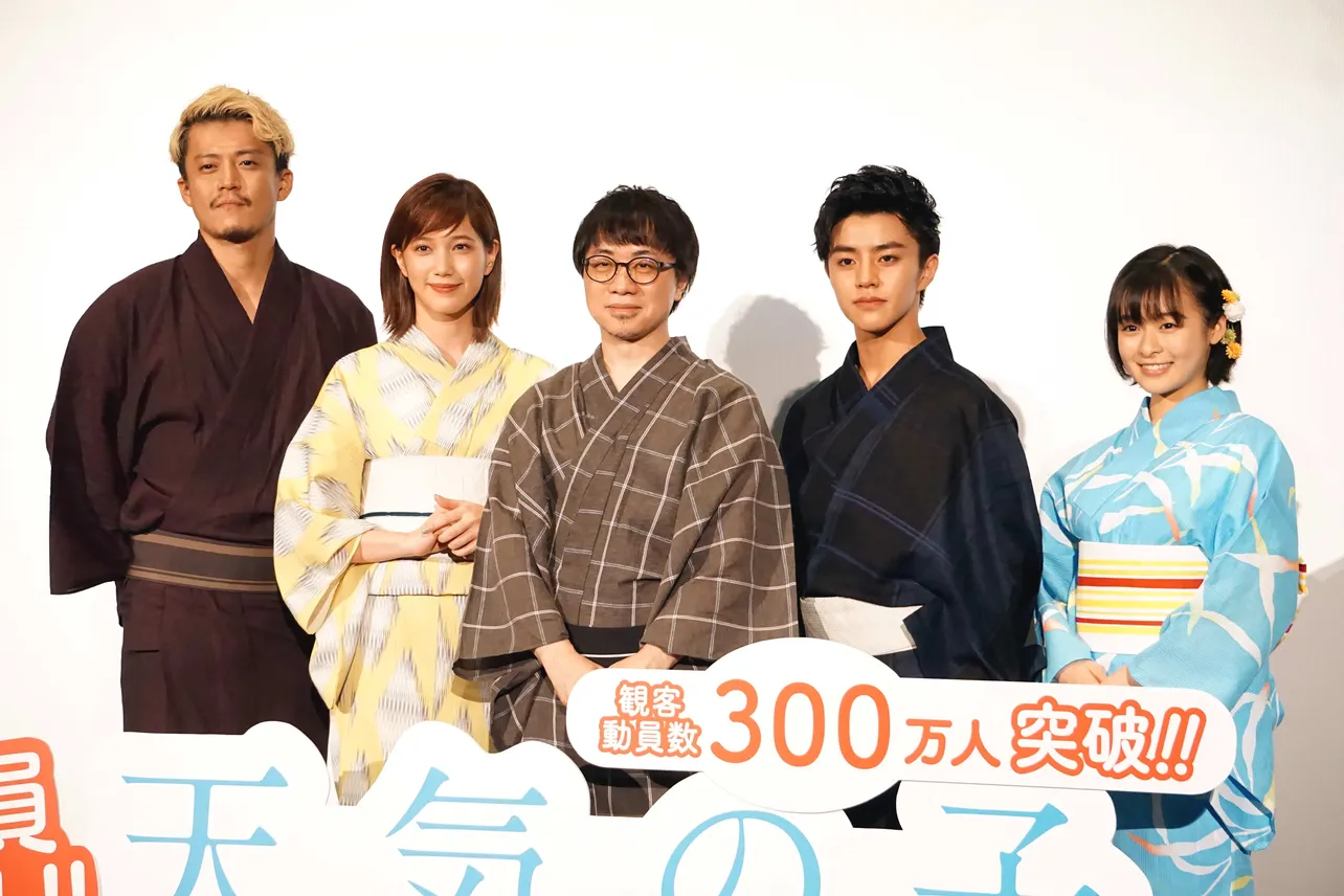舞台あいさつに登壇した小栗旬、本田翼、新海誠、醍醐虎汰朗、森七菜(写真左から)