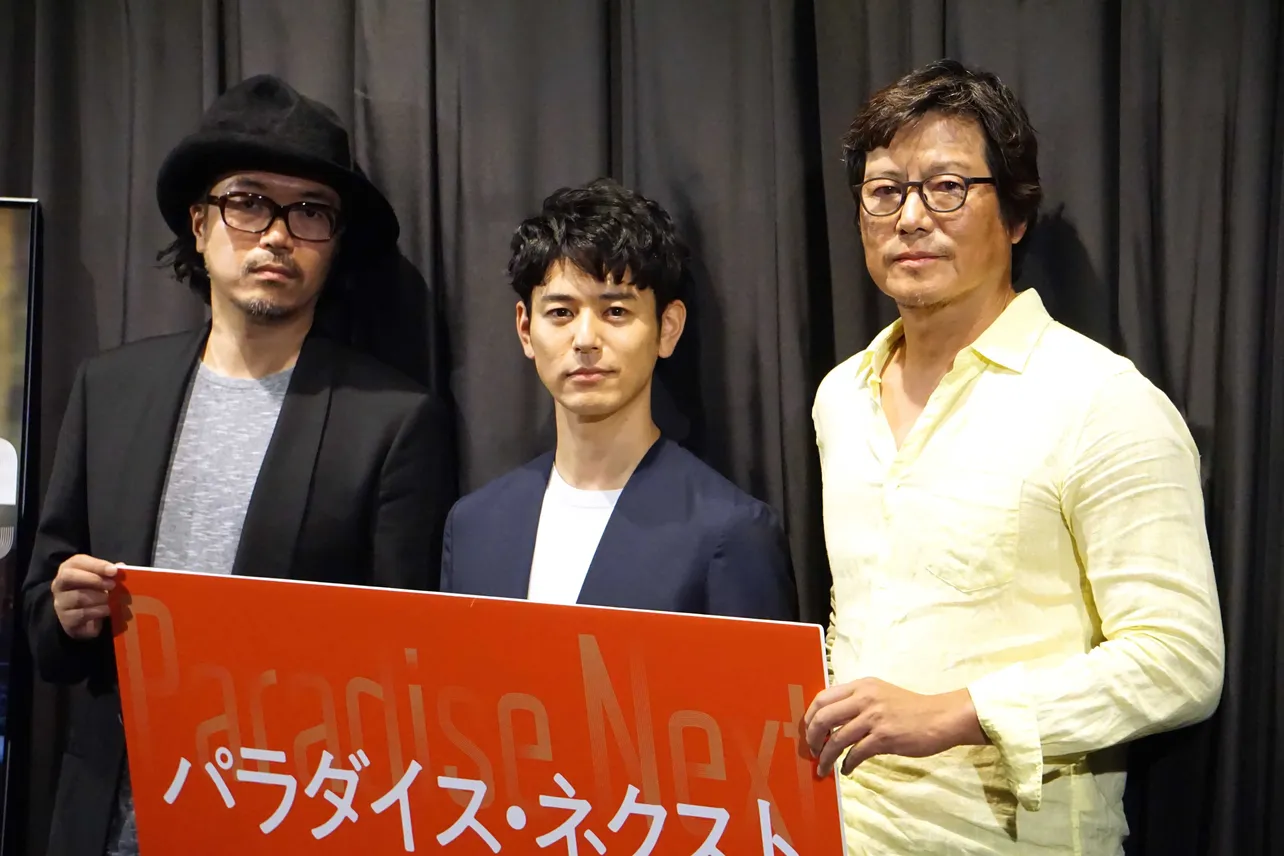 舞台あいさつに登壇した半野喜弘監督、妻夫木聡、豊川悦司(写真左から)