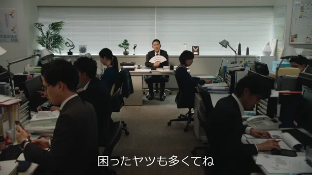 六代目三遊亭円楽がある会社のオフィスを舞台にしたWEB動画に登場