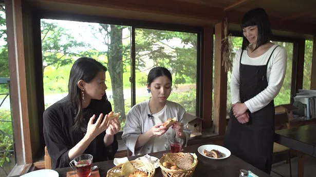 パンがおいしいお店を訪れる花井悠希と城南海(写真左から)