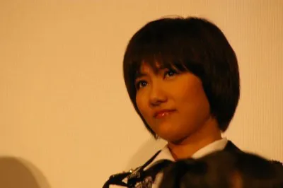 宮澤佐江は「劇中のインタビューシーンで着ているジャンパーは篠田さんからもらったもの」と明かした