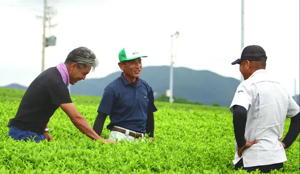 【写真を見る】静岡のお茶農家の和やかな風景