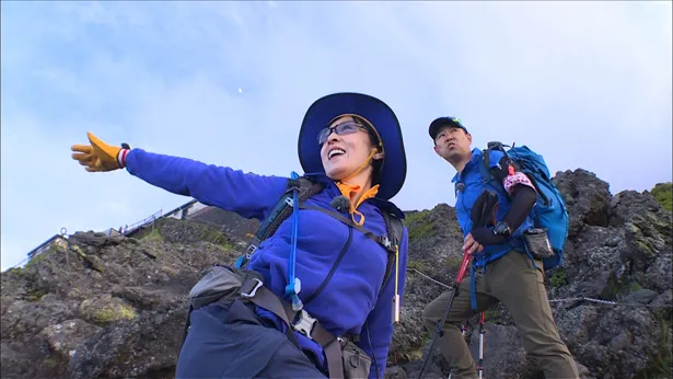 【写真を見る】草刈民代らは富士山からの絶景を楽しむ！