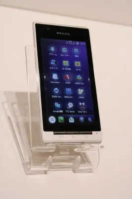今春auから発売されるスマートフォン・REGZA　Phone　IS04。CMでは大野智が使用