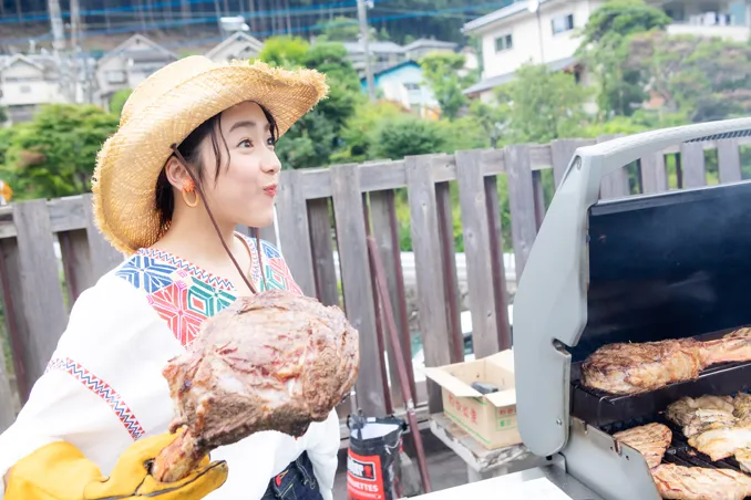 本格BBQを堪能する平祐奈