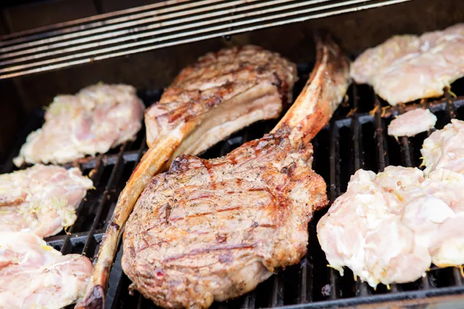 特大お肉がジューシーに焼き上がる