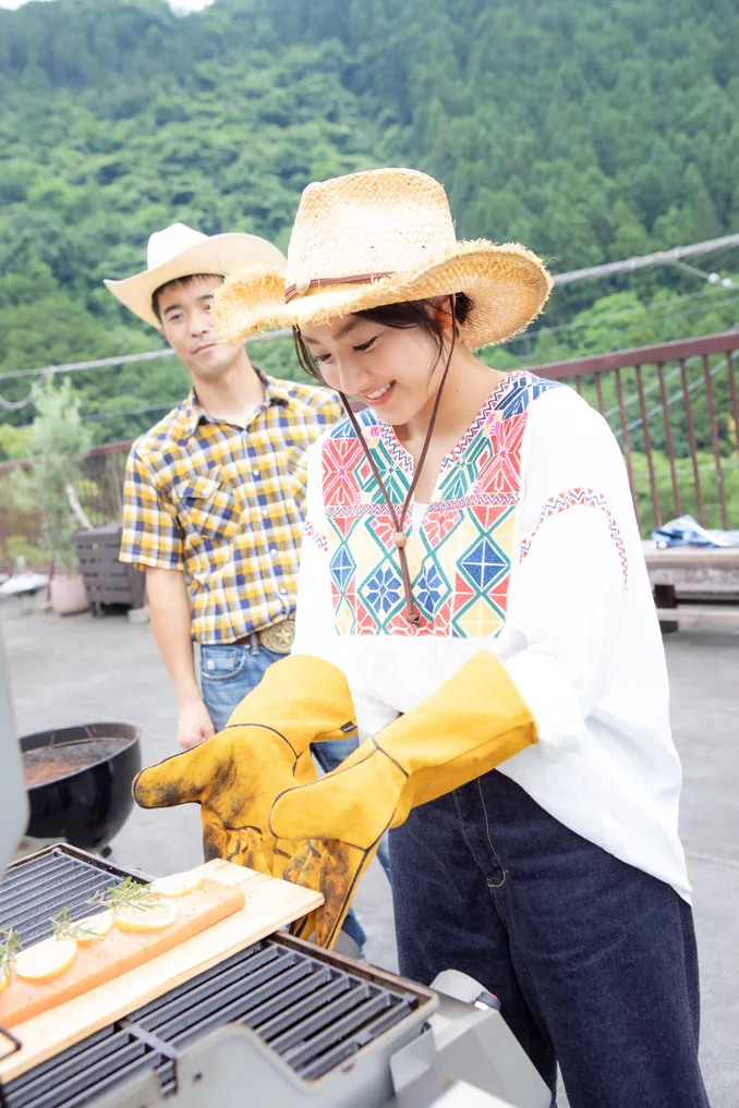 本格BBQを堪能する平祐奈