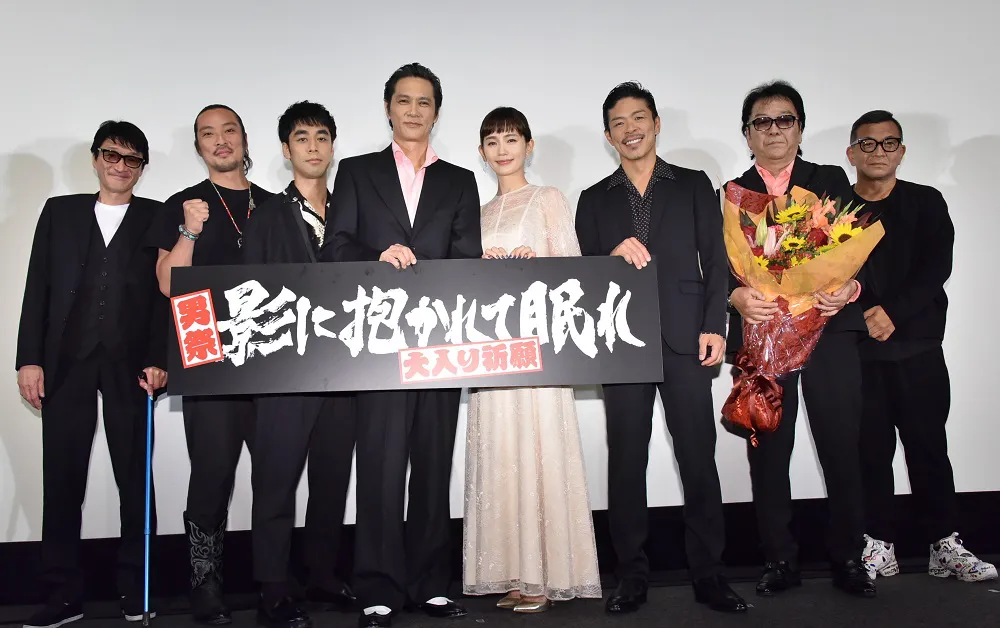 映画「影に抱かれて眠れ」の完成披露試写会が行われ、主演の加藤雅也、共演の中村ゆりらが登壇した
