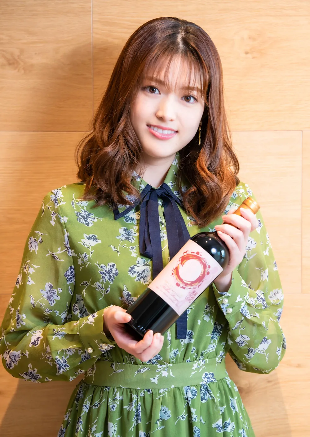 初めてコラボワインを見た松村沙友理が「ラベルがかわいい」と顔をほころばせる
