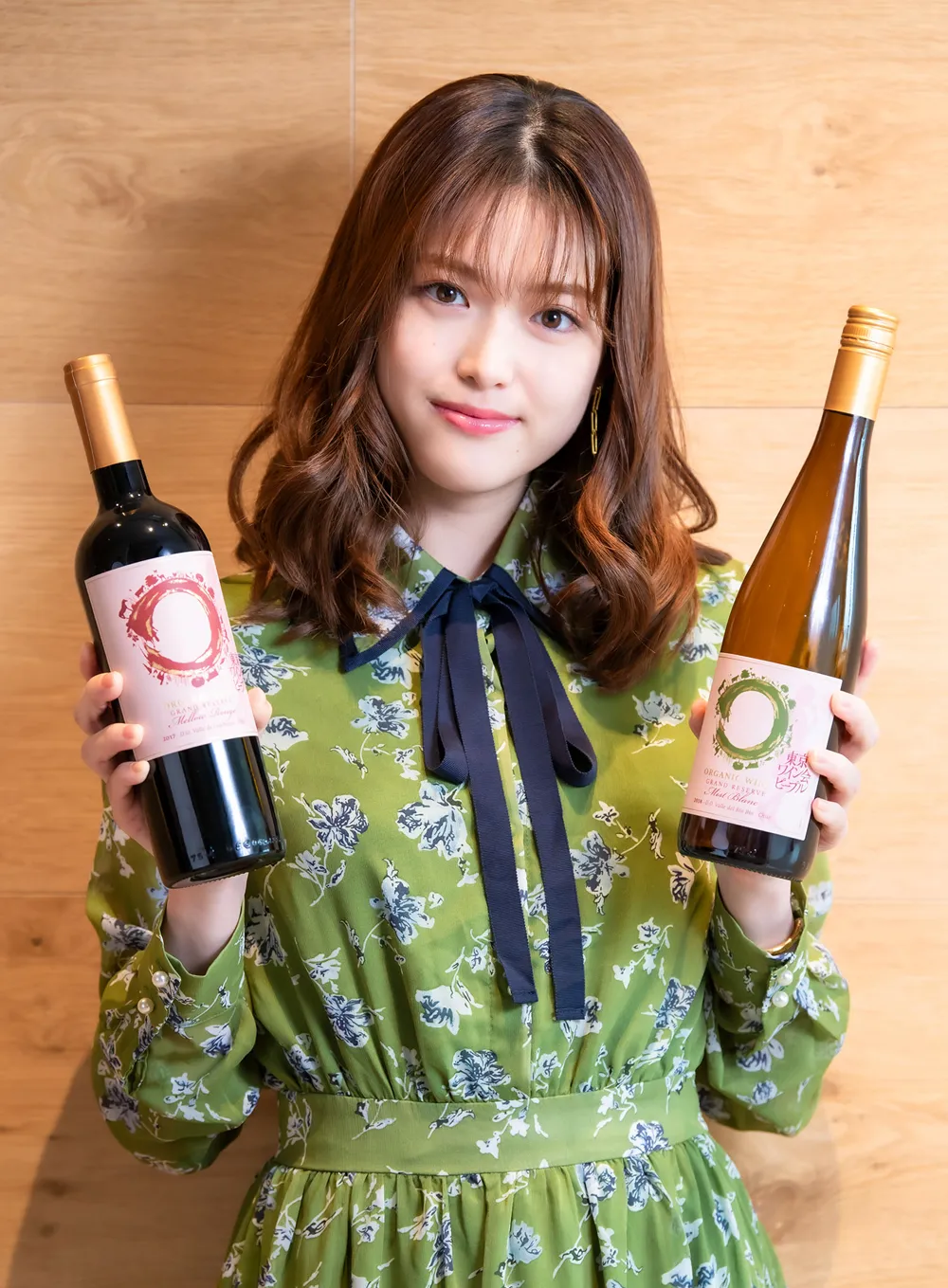 松村沙友理に映画「東京ワイン会ピープル」とコラボレーションしたワインが送られた