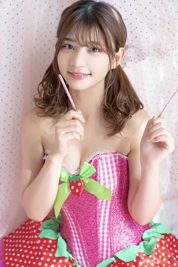 “コスプレーヤー”本田夕歩、初誌面で表紙に登場「お気に入りはいちごの衣装」