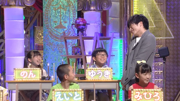 田中圭は小学生たちににっこりと笑顔を向ける