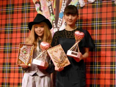 「ORICON Valentine Festa 2011」の「バレンタインクイーンアワード2011」の授賞式に登場した（写真左から）益若つばさ、綾瀬はるか