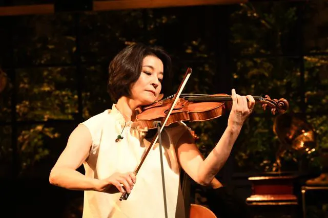 高嶋ちさ子が、6人のチェロ奏者と生演奏を披露