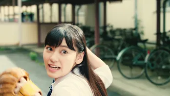 “令和の野球女子”池田朱那が制服姿で華麗なグラブさばき＆投球フォームを披露！