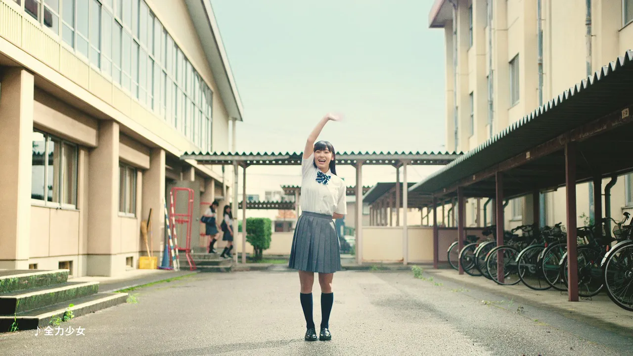 【写真を見る】下校途中の校舎裏で、「センパーイ!!」と大きく手を振る池田朱那の姿が…！