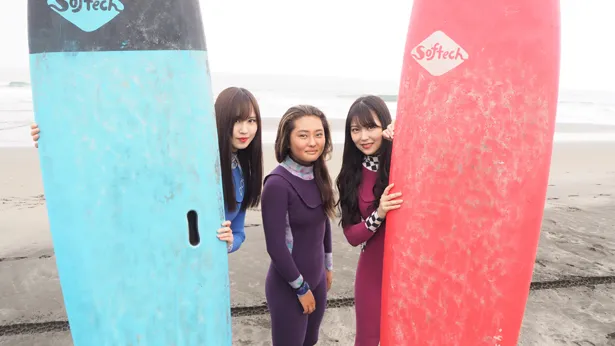 白間美瑠は最初に、東京五輪のサーフィン競技開催地である房総半島・九十九里浜(千葉)へ。サーフィン日本代表の脇田紗良選手と出会う