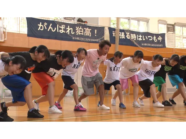 大野智 100人ダンス企画 で義足の少女を応援 24時間テレビ Webザテレビジョン