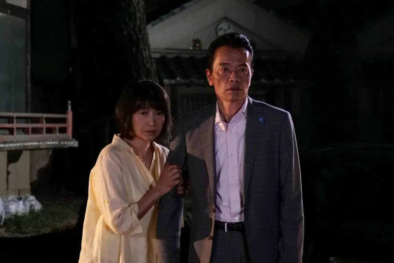 志方(遠藤憲一)と妻・雪子(田中美佐子)は、突然息子の死を突き付けられる