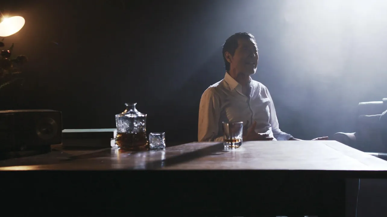 【写真を見る】MVでは、一人部屋に佇む矢沢永吉が切なく歌い上げるシーンも！