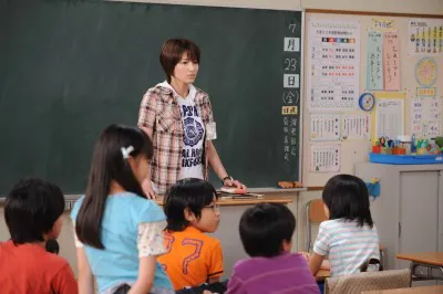 【写真】吉瀬美智子が感情むきだしの女教師を演じる！