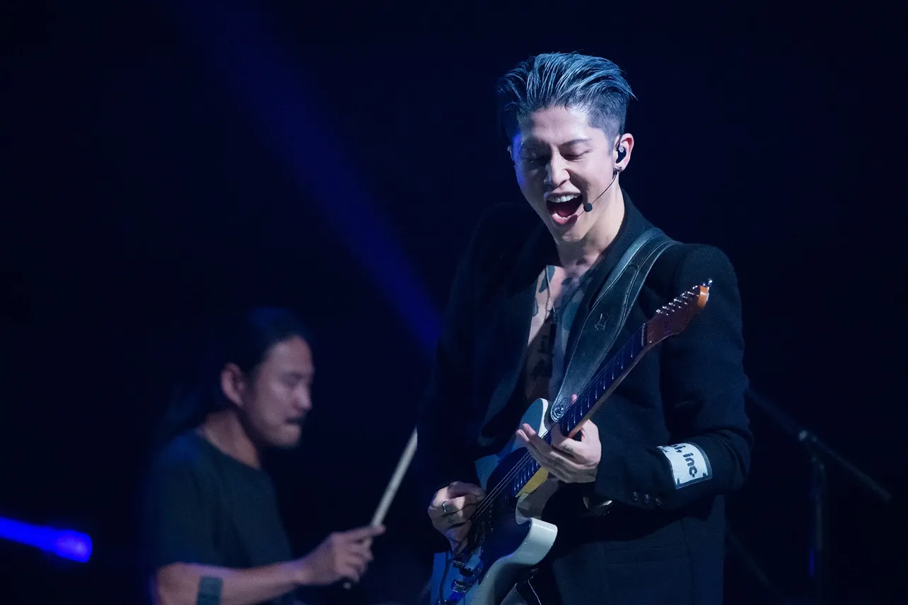 パフォーマンスするMIYAVI