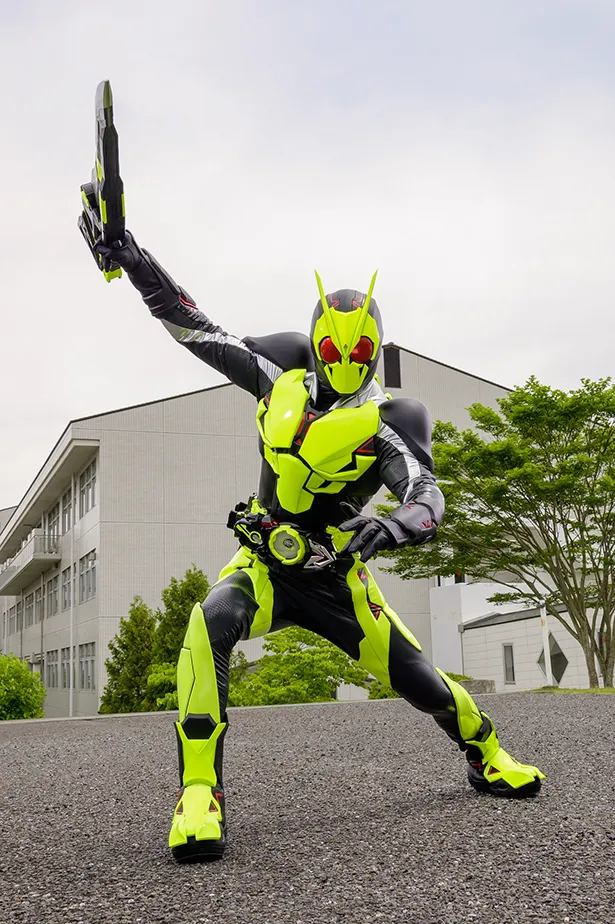 【写真を見る】黄色を基調とした蛍光色が特徴の仮面ライダーゼロワン