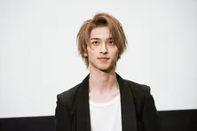 横浜流星、田中圭の寝顔を見つめるかわいすぎるオフショットが話題に<あなたの番です>