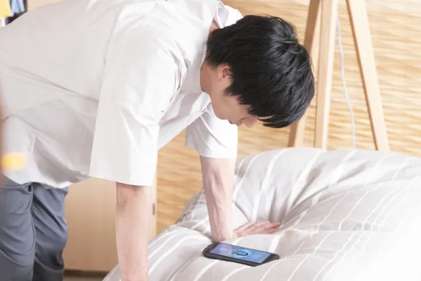 【写真を見る】田中圭演じる翔太は、AI菜奈ちゃんを“床ドン”!?