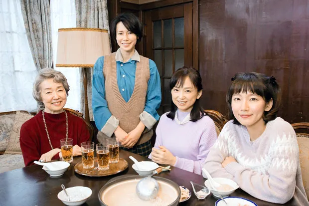 同じ洋館で暮らす4人を演じる、(写真左から)宮本信子、中谷美紀、永作博美、吉岡里帆