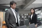 新米検事・月島楓(芳根京子)と刑事・有馬海忠(三浦貴大)も結城の行方を追う