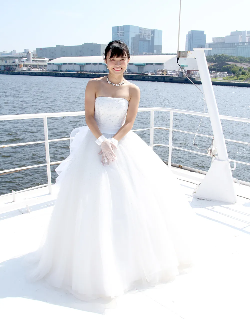 【写真を見る】船の上でウエディングドレス姿を披露した百川晴香