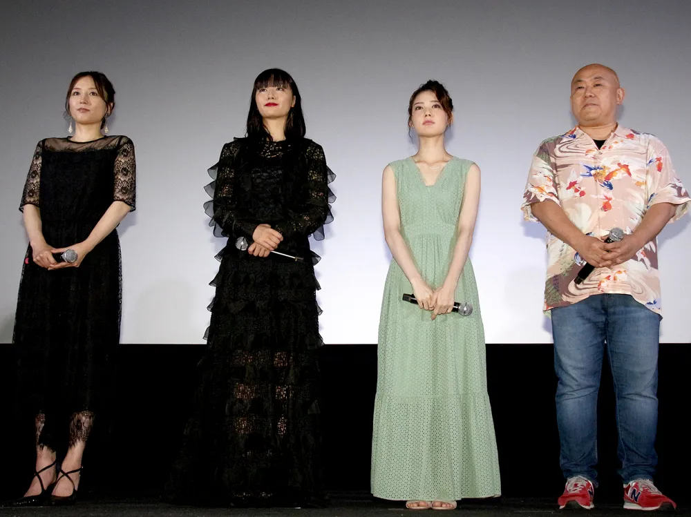 舞台あいさつに登壇した三津谷葉子、浅川梨奈、北香那、佐藤佐吉監督(写真左から)