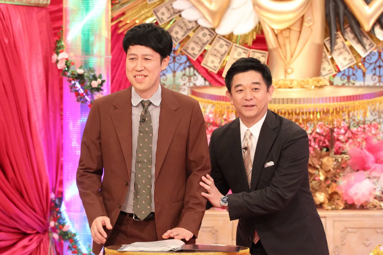 「大人のモメごと解決します。」MCの小籔千豊(左)と進行の伊藤利尋アナウンサー