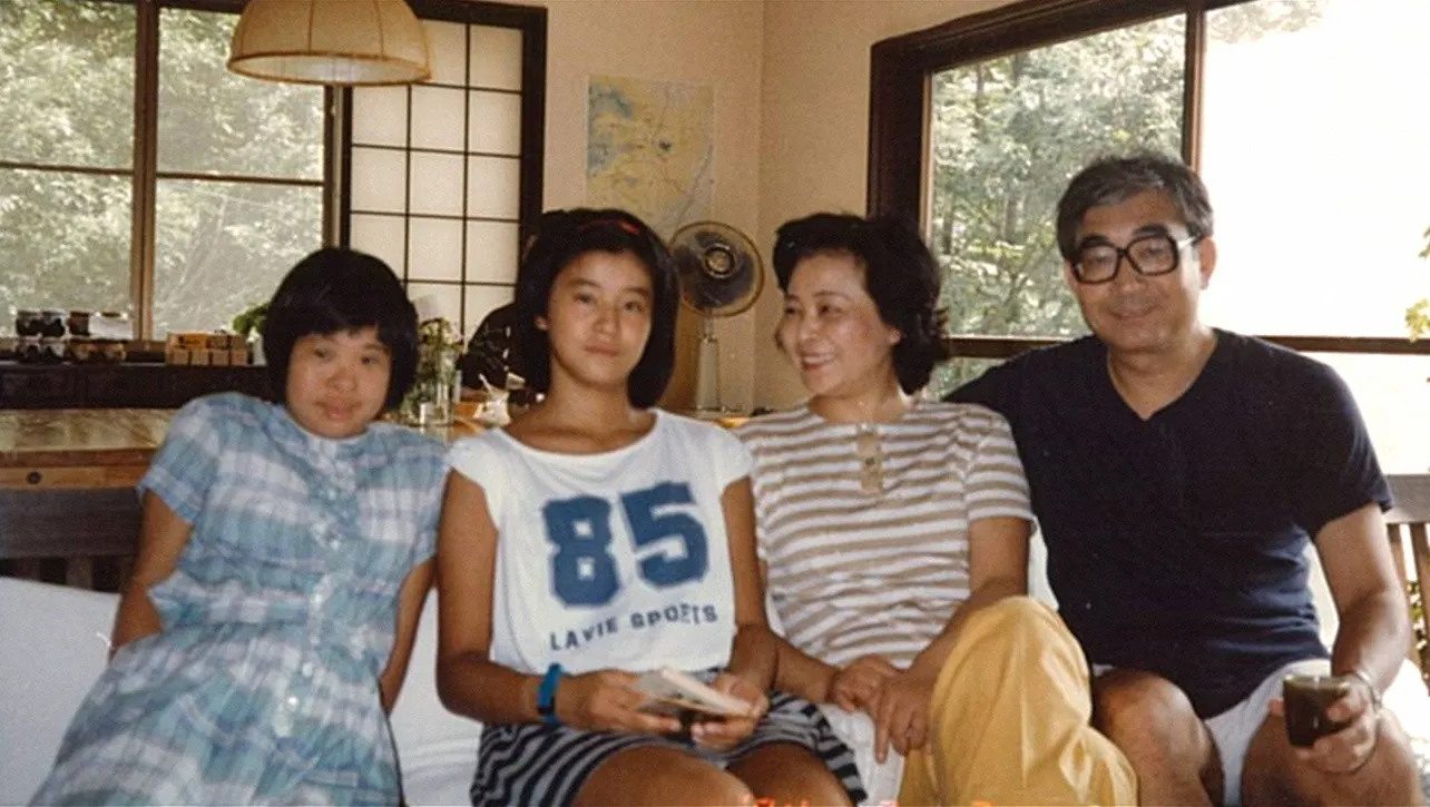 【写真を見る】貴重な家族SHOT！　両親、姉と写真に納まる若かりし頃の高嶋ちさ子(左から2番目)