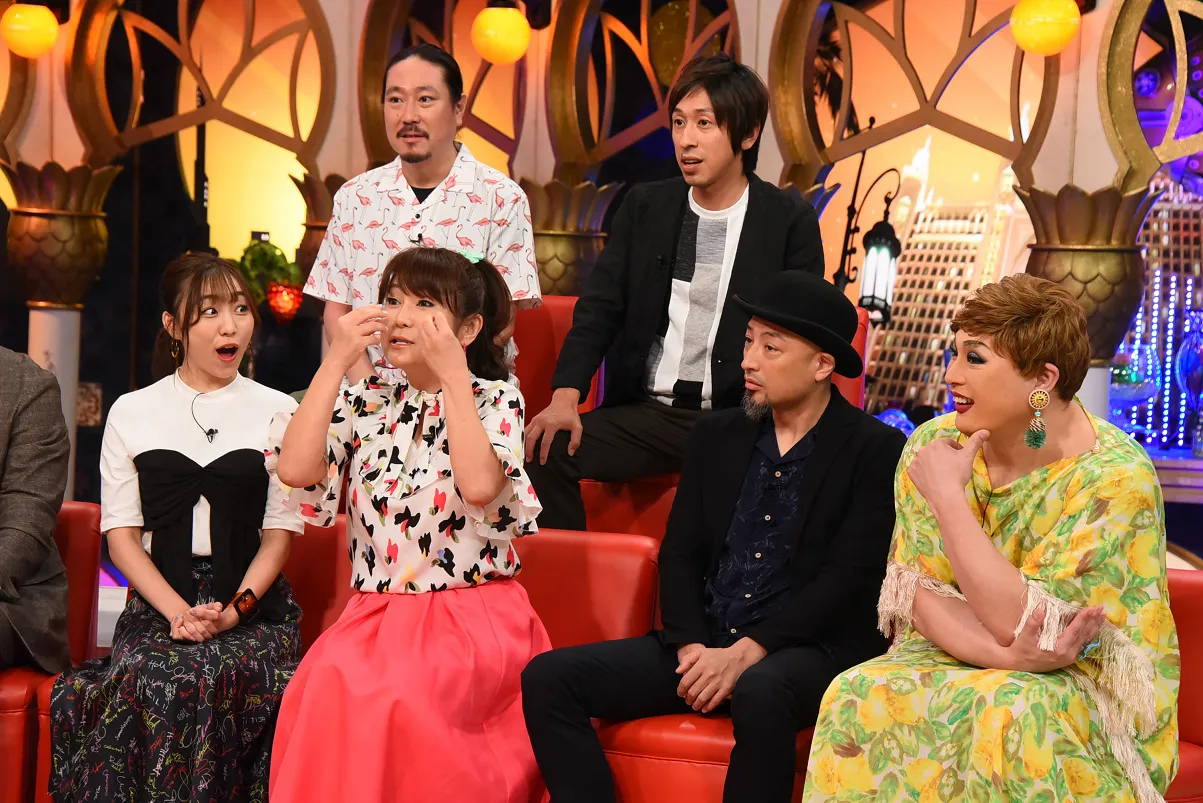 【写真を見る】須田亜香里(左)らのキスの特徴を明かすはるな愛(前列、左から2番目)