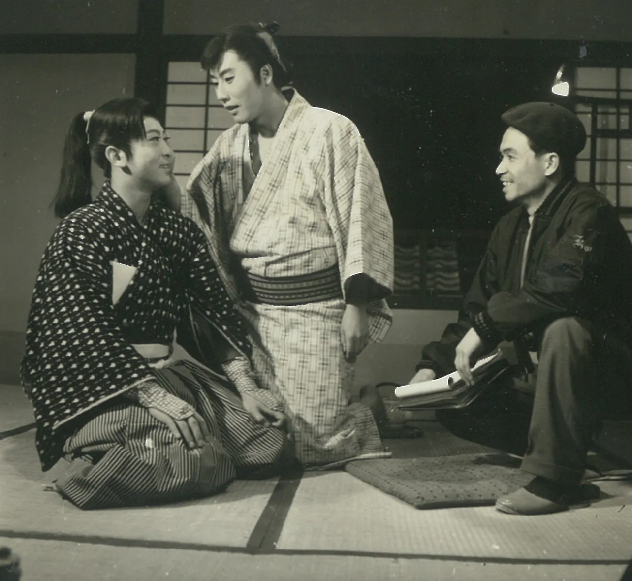 映画「旅はお色気」(1961年)のオフショット。市川雷蔵と主演の小林勝彦、黒田義之監督が笑顔で談笑