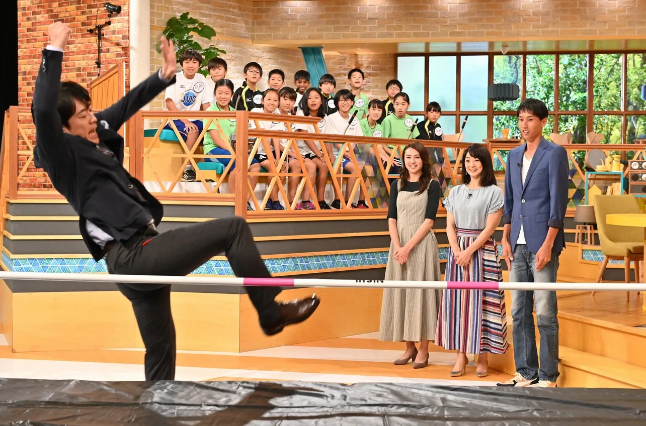 【写真を見る】安住紳一郎アナがスタジオで走り高跳びに挑戦！