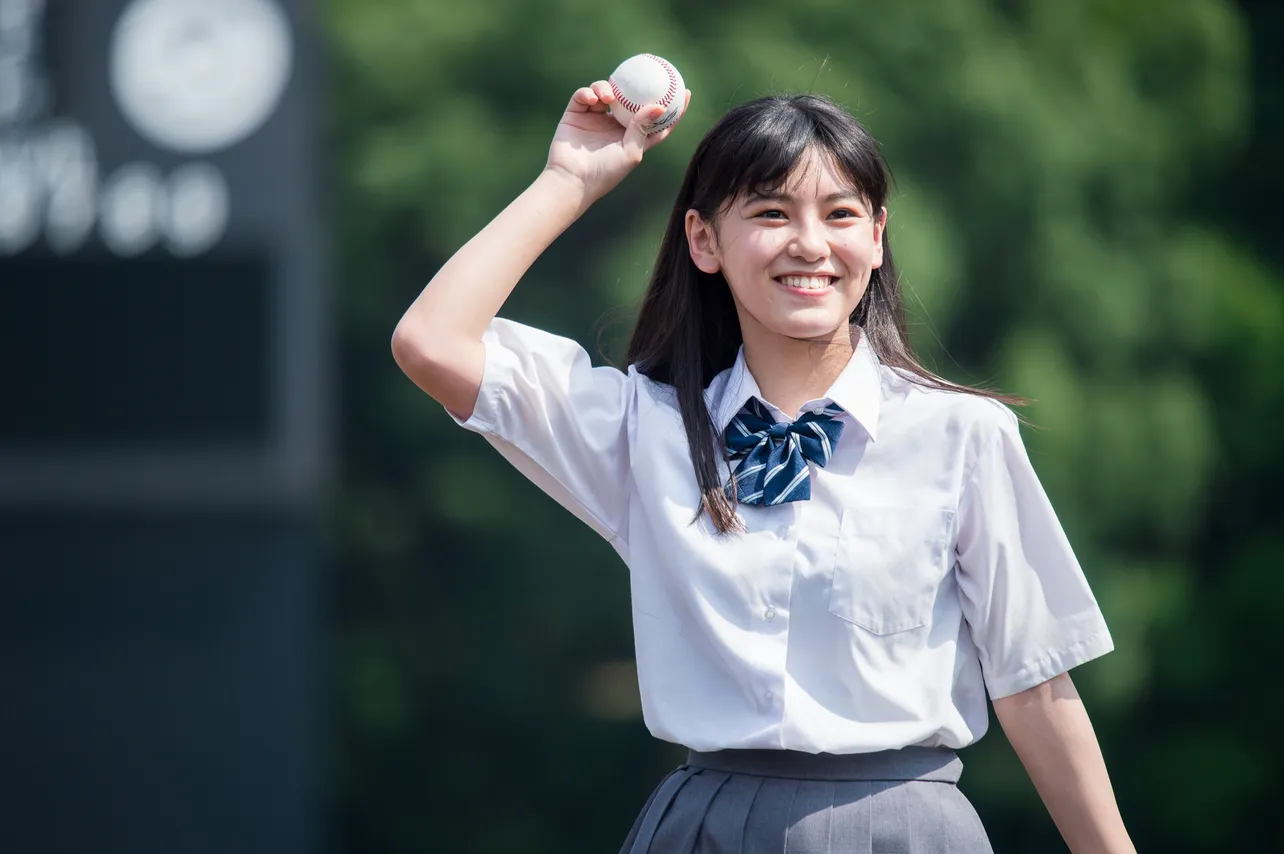 野球型青春体験ゲーム「八月のシンデレラナイン」のCM撮影で、投球の女性タレント最速記録に挑戦した池田朱那