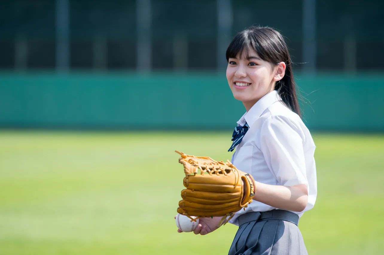 CMで話題の“全力野球少女”、池田朱那。10代の女子とは思えないほどの堂々たる投球フォームは一見の価値あり！