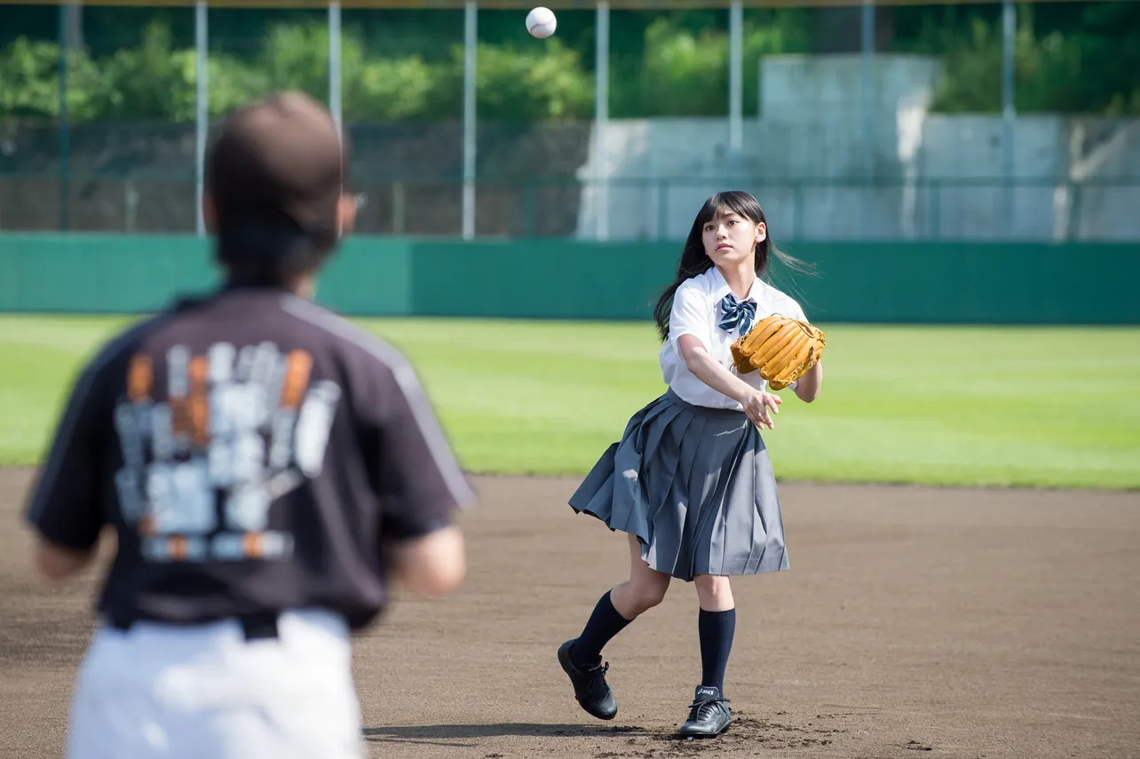 颯爽とグラウンドに登場し、肩を温め始める池田朱那。本格的なキャッチボールは約4年半ぶりとのこと