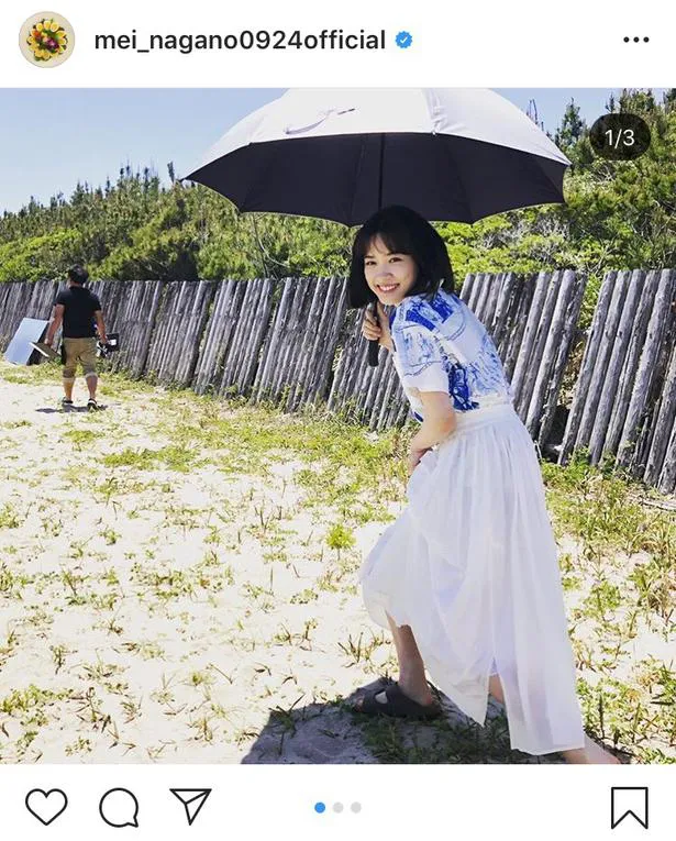 【写真を見る】永野芽郁の“彼女感”溢れる砂浜ショット