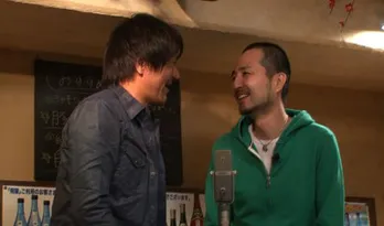 スリムクラブが沖縄凱旋！　両親の目の前で漫才を披露！