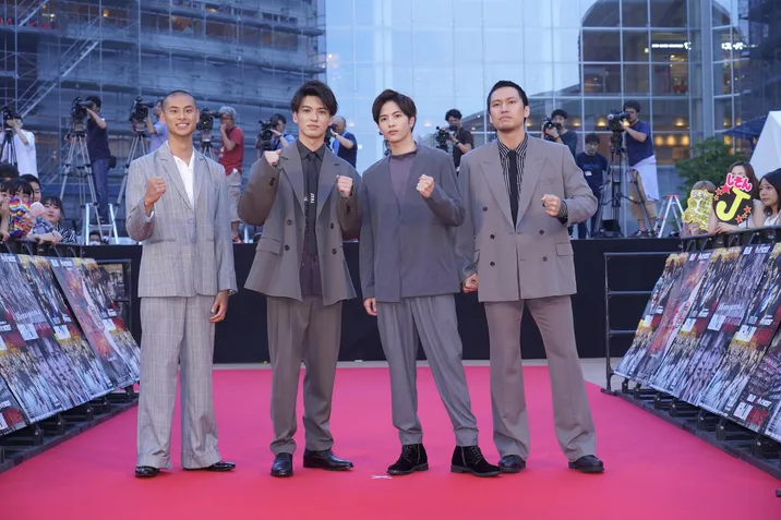 志尊淳(右から2番目)ら鳳仙学園メンバーがレッドカーペットに登場