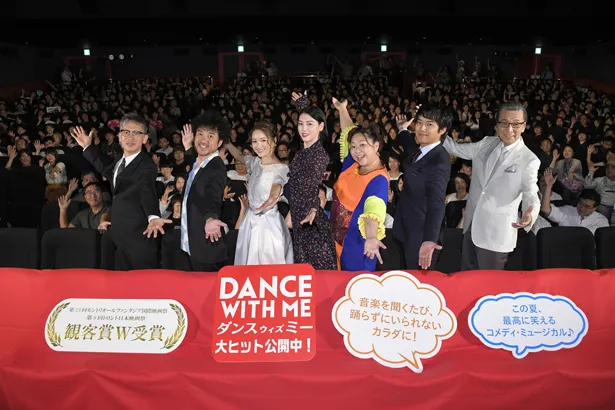 映画「ダンスウィズミー」が公開初日を迎え、矢口史靖監督や主演の三吉彩花、さらにメインキャストが初日舞台あいさつに登壇した
