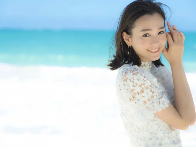【写真を見る】桐谷美玲、ビーチをバックに純白＆清廉な“花嫁風”SHOT！