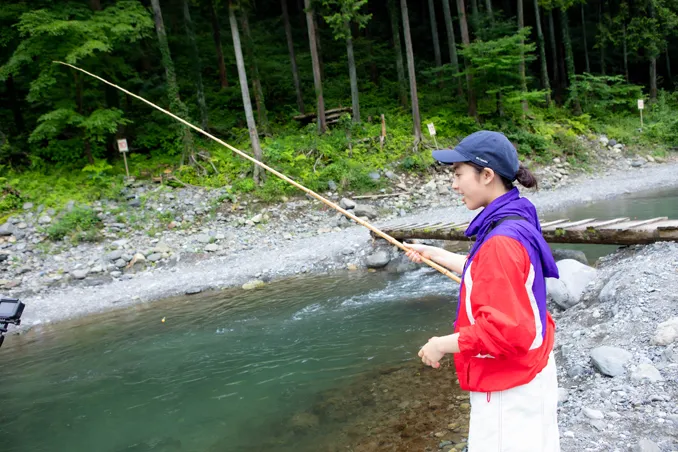 川釣りに挑戦した平祐奈