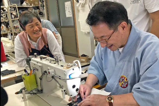 【写真を見る】春風亭昇太の作業を見守る堀内孝雄