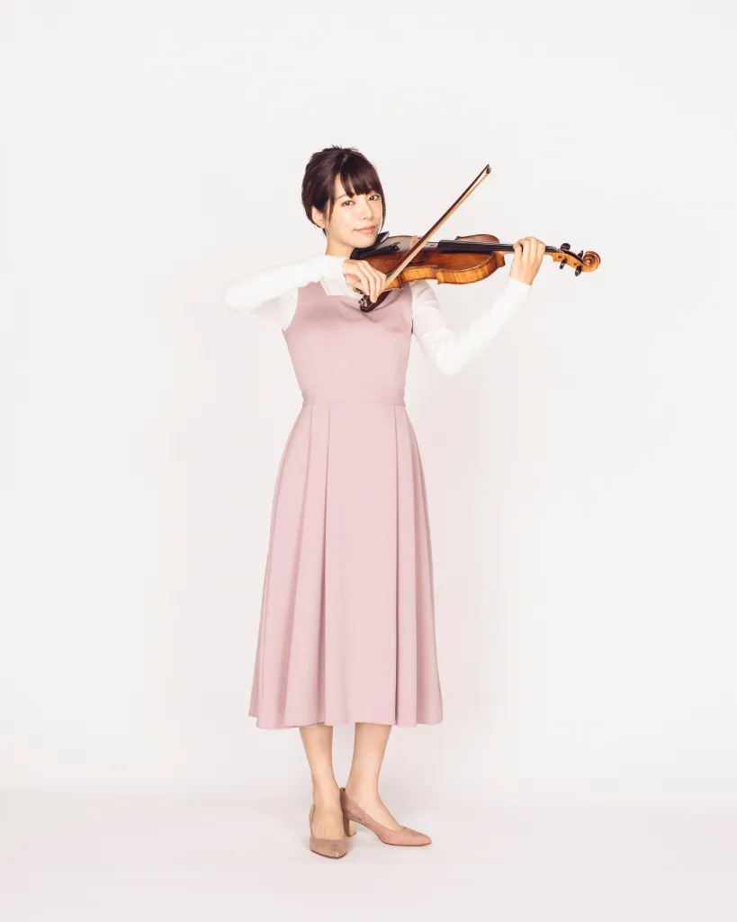 【写真を見る】“オトナのバイオリン教室”の講師役で、バイオリンに初挑戦する桜井ユキ