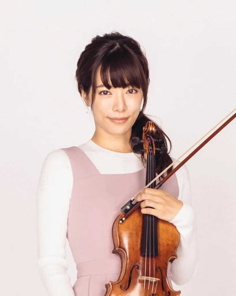 桜井ユキは、婚約破棄された苦い経験を持つバイオリン講師・久住眞於を演じる